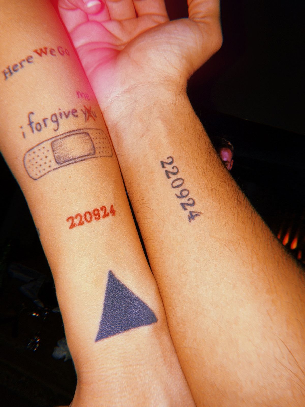 İrem Derici sevgilisiyle aşk dolu bir kutlama yaptı! Dövmelere yorum yağdı İrem Derici sevgilisiyle aşk dolu bir kutlama yaptı! Dövmelere yorum yağdı