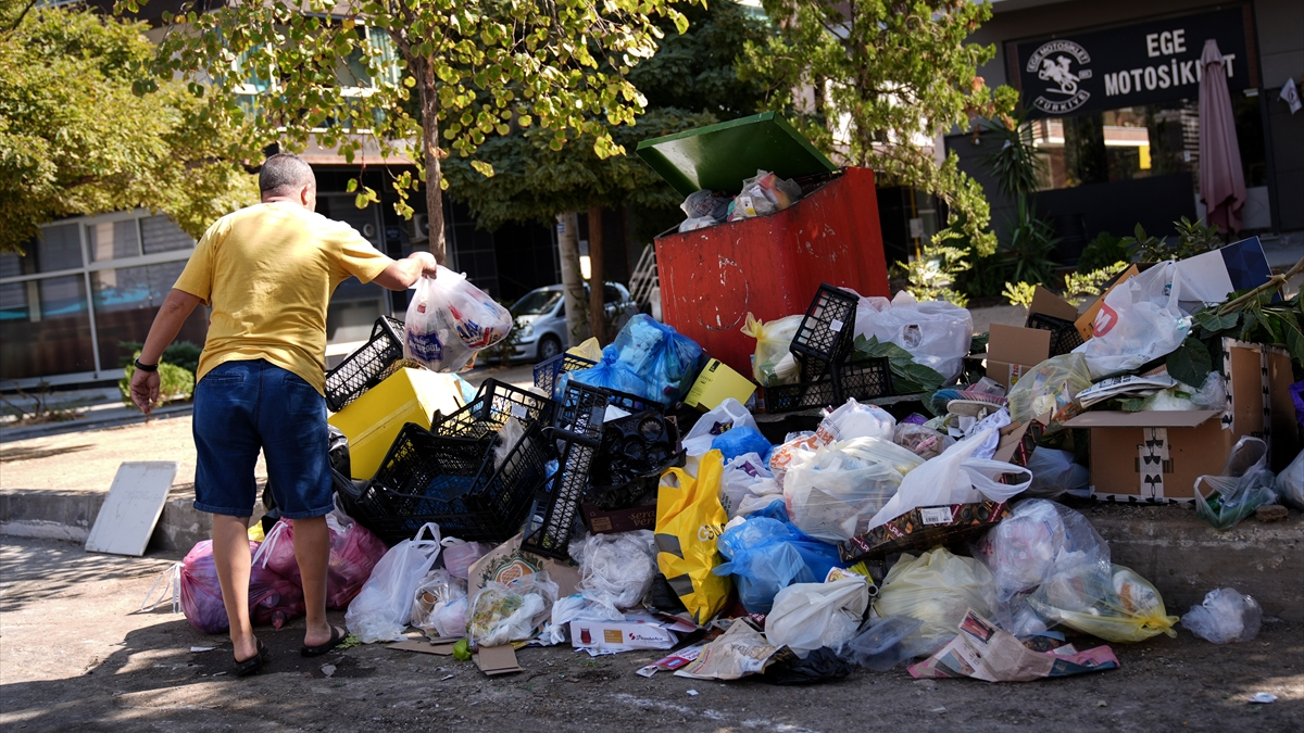 Karşıyaka’da toplanmayan çöpler tepki çekti: Bu manzara yakışıyor mu?
