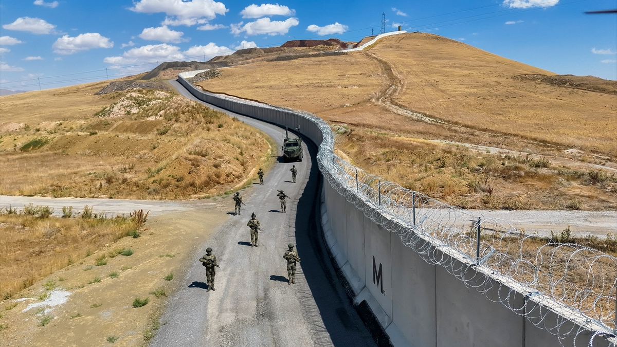 Van-İran sınırında inşa edilen güvenlik duvarının 204 kilometresi tamamlandı Van-İran sınırında inşa edilen güvenlik duvarının 204 kilometresi tamamlandı