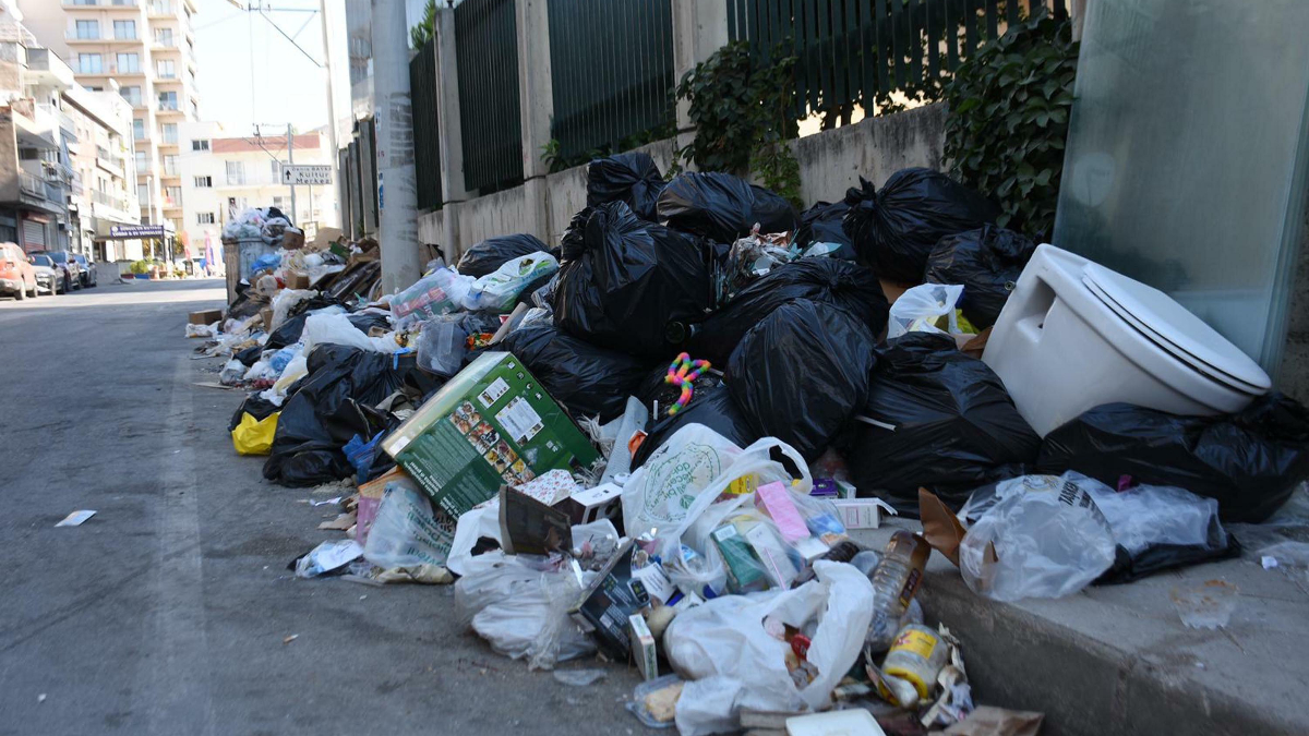 İzmir’deki çöp yığınlarına vatandaş tepkili: Belediyemiz düzgün çalışmıyor İzmir’deki çöp yığınlarına vatandaş tepkili: Belediyemiz düzgün çalışmıyor