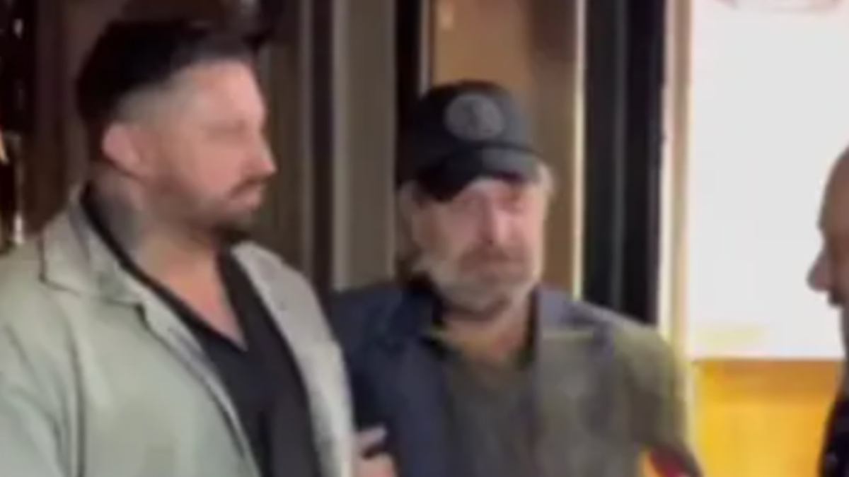 Nejat İşler kendisiye röportaj yapmak isteyen muhabirle tartıştı Nejat İşler kendisiye röportaj yapmak isteyen muhabirle tartıştı