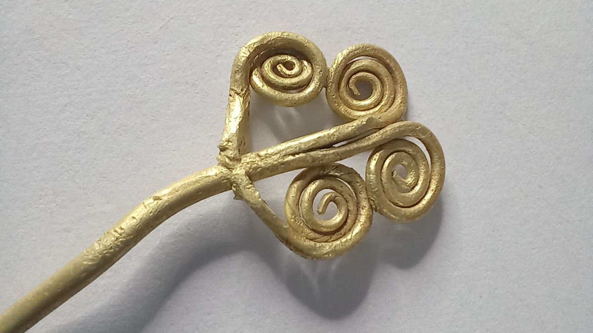 Troya’da 4 bin 500 yıllık altın broş gün yüzüne çıkartıldı Troya’da 4 bin 500 yıllık altın broş gün yüzüne çıkartıldı