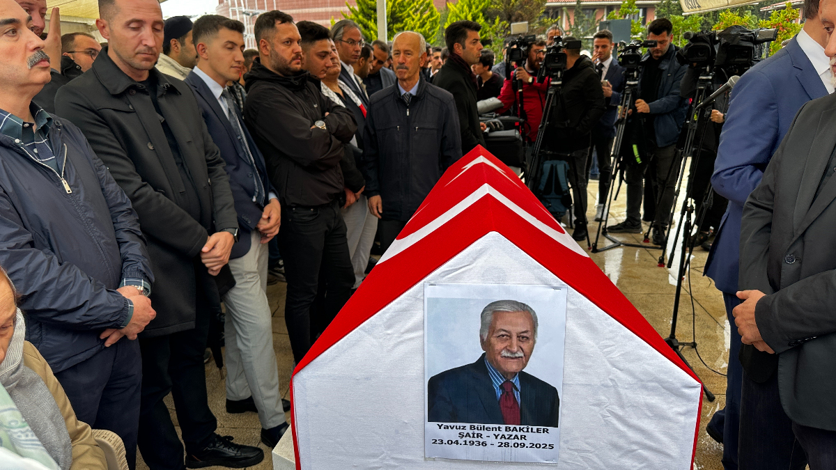 Şair ve yazar Yavuz Bülent Bakiler’in cenaze töreni düzenlendi Şair ve yazar Yavuz Bülent Bakiler’in cenaze töreni düzenlendi
