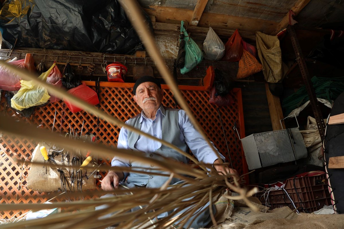 Unutulmaya yüz tutmuştu: 77 yaşındaki usta semerciliği makinayla sürdürüyor