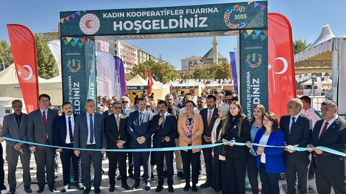 Kadın Kooperatifleri Kırşehir’de Yöresel Ürünlerini Sergiledi Kadın Kooperatifleri Kırşehir’de Yöresel Ürünlerini Sergiledi