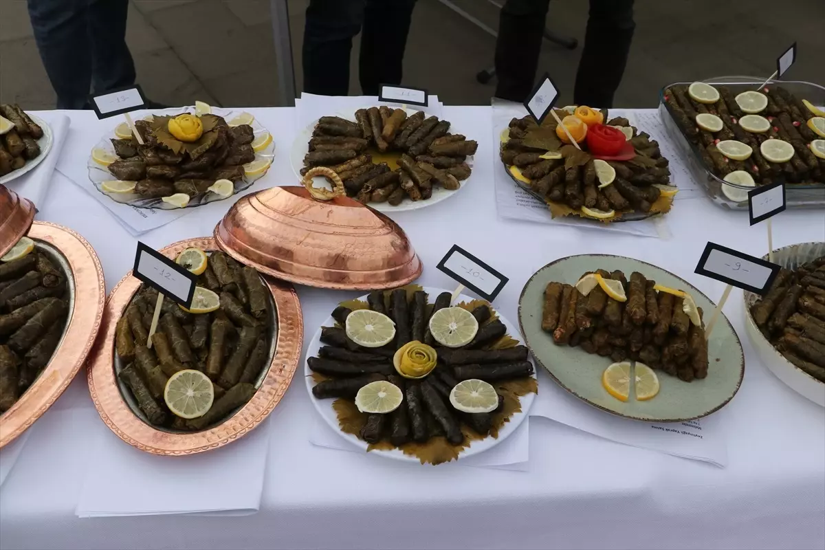 Tekirdağ’da Zeytinyağlı Sarma Yarışması Düzenlendi Tekirdağ’da Zeytinyağlı Sarma Yarışması Düzenlendi