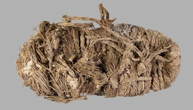 Akbaba yuvasında 750 yıllık ayakkabı bulundu Akbaba yuvasında 750 yıllık ayakkabı bulundu