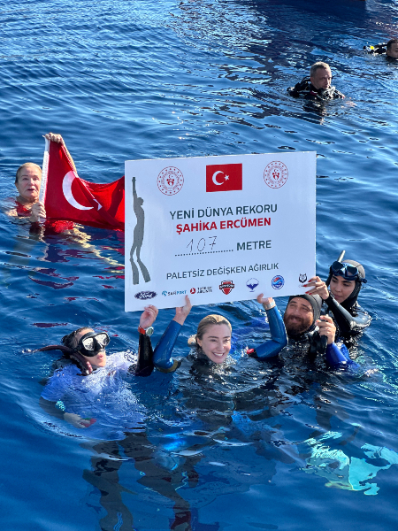 ŞAHİKA ERCÜMEN DÜNYA REKORUNU KIRDI! ŞAHİKA ERCÜMEN DÜNYA REKORUNU KIRDI!