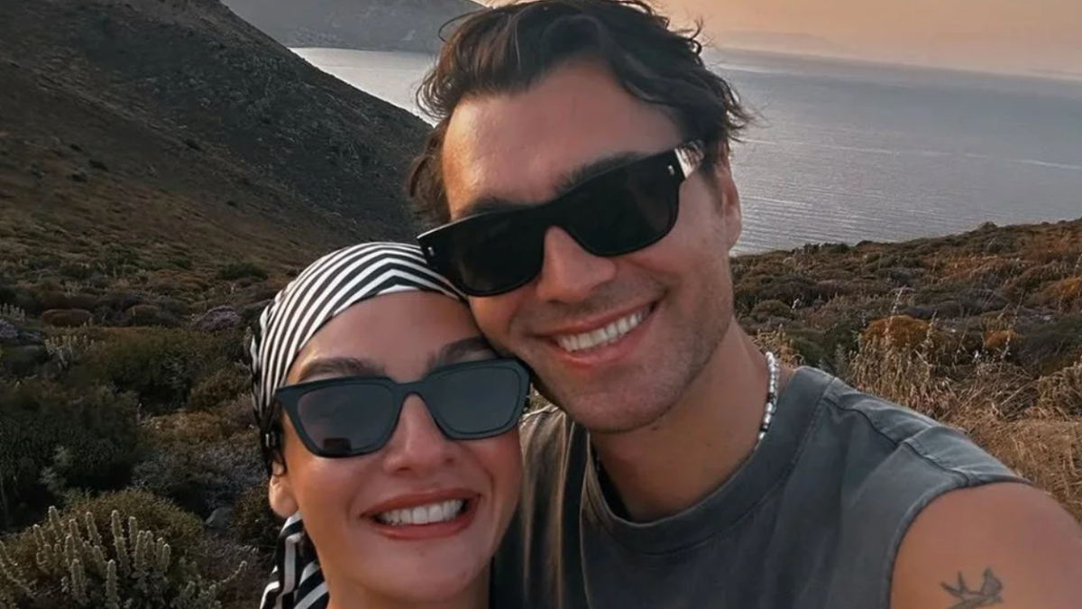 Oyuncu Hakan Kurtaş takipçilerini geçmişe götürdü: “İyi ki annem ve babam” Oyuncu Hakan Kurtaş takipçilerini geçmişe götürdü: “İyi ki annem ve babam”