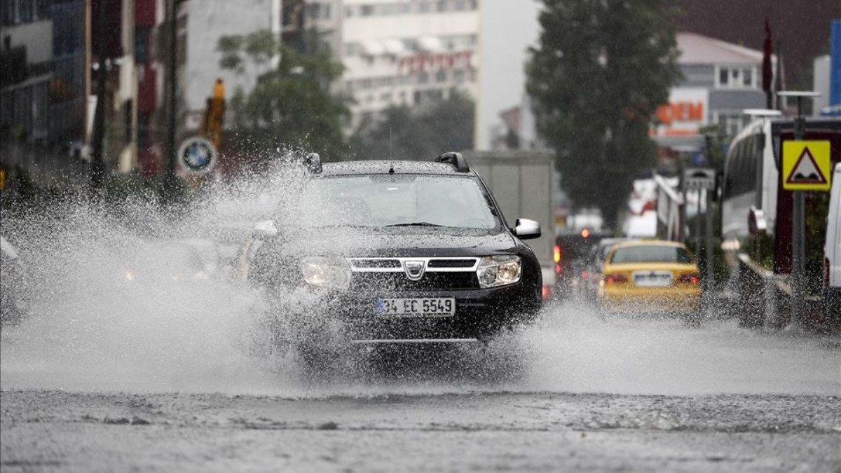 İstanbul’da yağmur trafikte yoğunluğa neden oldu