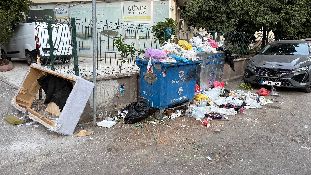 Adana’da sokakta biriken çöpler vatandaşların tepkisini çekiyor Adana’da sokakta biriken çöpler vatandaşların tepkisini çekiyor
