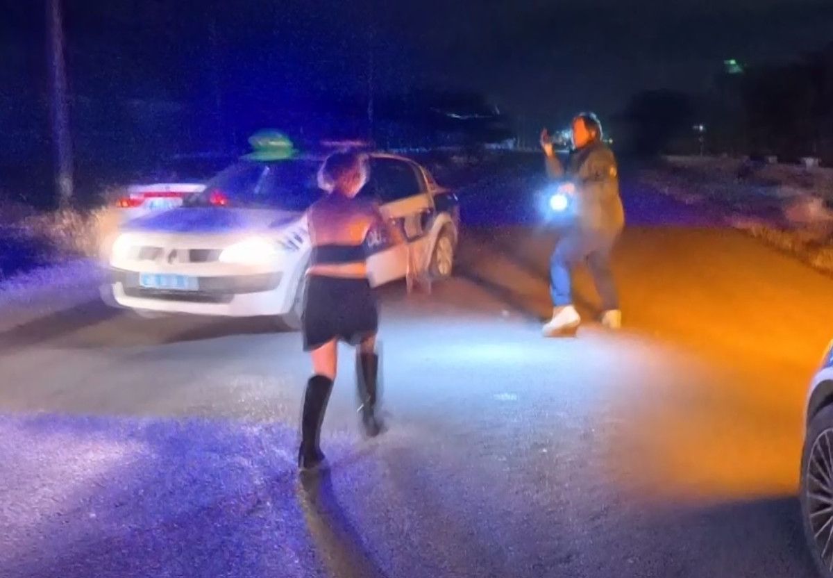 Aksaray’da ‘Valiyi arayacağım’ diyen alkollü sürücüye işlem yapan polislere başarı belgesi Aksaray’da ‘Valiyi arayacağım’ diyen alkollü sürücüye işlem yapan polislere başarı belgesi