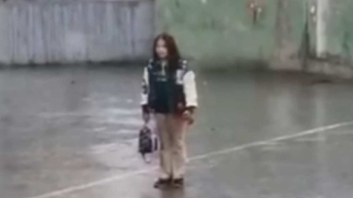 Iğdır’da yağmur altında İstiklal Marşı’nı okuyan öğrenci ödüllendirildi Iğdır’da yağmur altında İstiklal Marşı’nı okuyan öğrenci ödüllendirildi