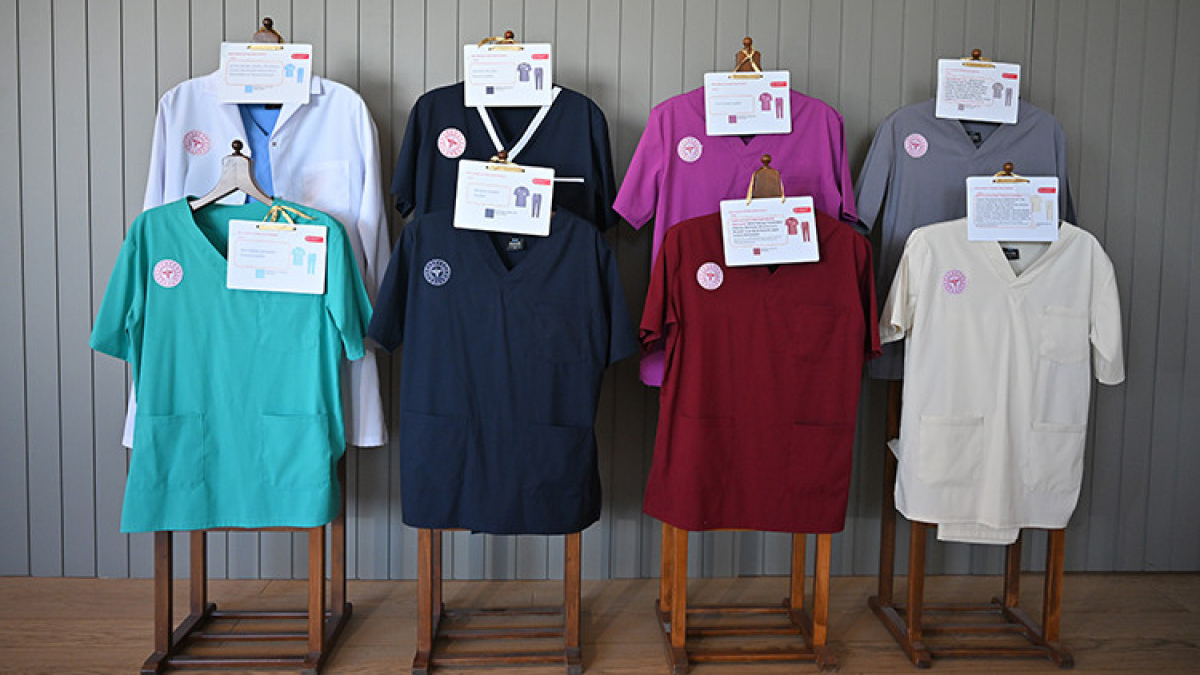 Sağlık Bakanlığı’ndan kıyafet düzenlemesi: Ebeler mürdüm, hemşireler lacivert giyecek Sağlık Bakanlığı’ndan kıyafet düzenlemesi: Ebeler mürdüm, hemşireler lacivert giyecek