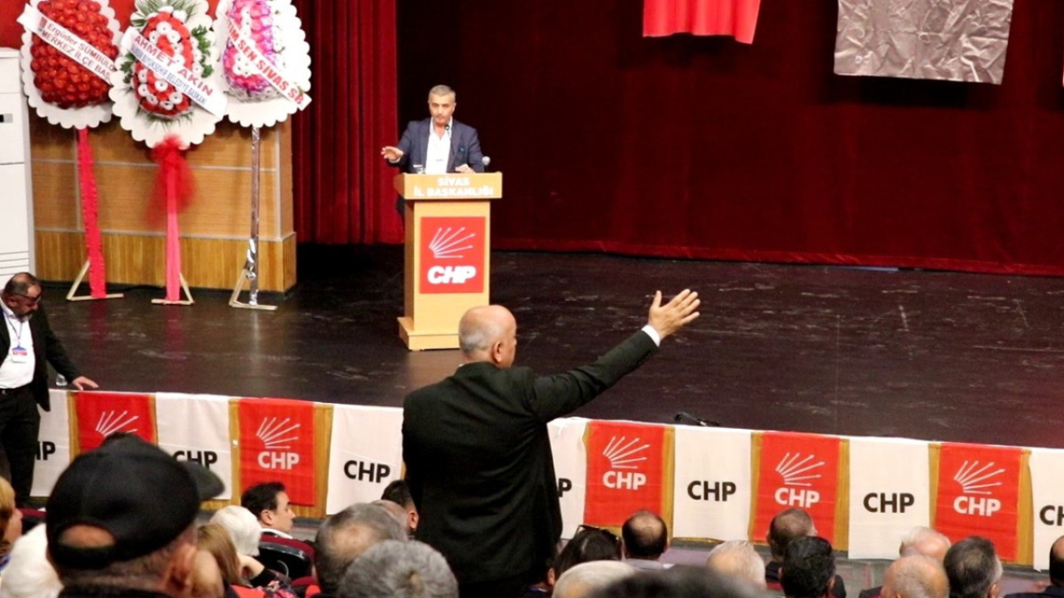 CHP Sivas İl Kongresi’nde ‘etek’ krizi: Yapay zekayla etek giydirildi CHP Sivas İl Kongresi’nde ‘etek’ krizi: Yapay zekayla etek giydirildi