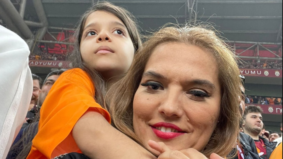 Demet Akalın’ın kızı annesinin sahnesinde! Arkadaşlarıyla dans etti Demet Akalın’ın kızı annesinin sahnesinde! Arkadaşlarıyla dans etti