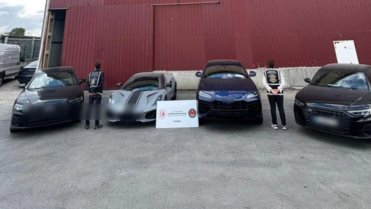 Ticaret Bakanlığı: 288 milyon TL değerinde 10 lüks araca el konuldu Ticaret Bakanlığı: 288 milyon TL değerinde 10 lüks araca el konuldu