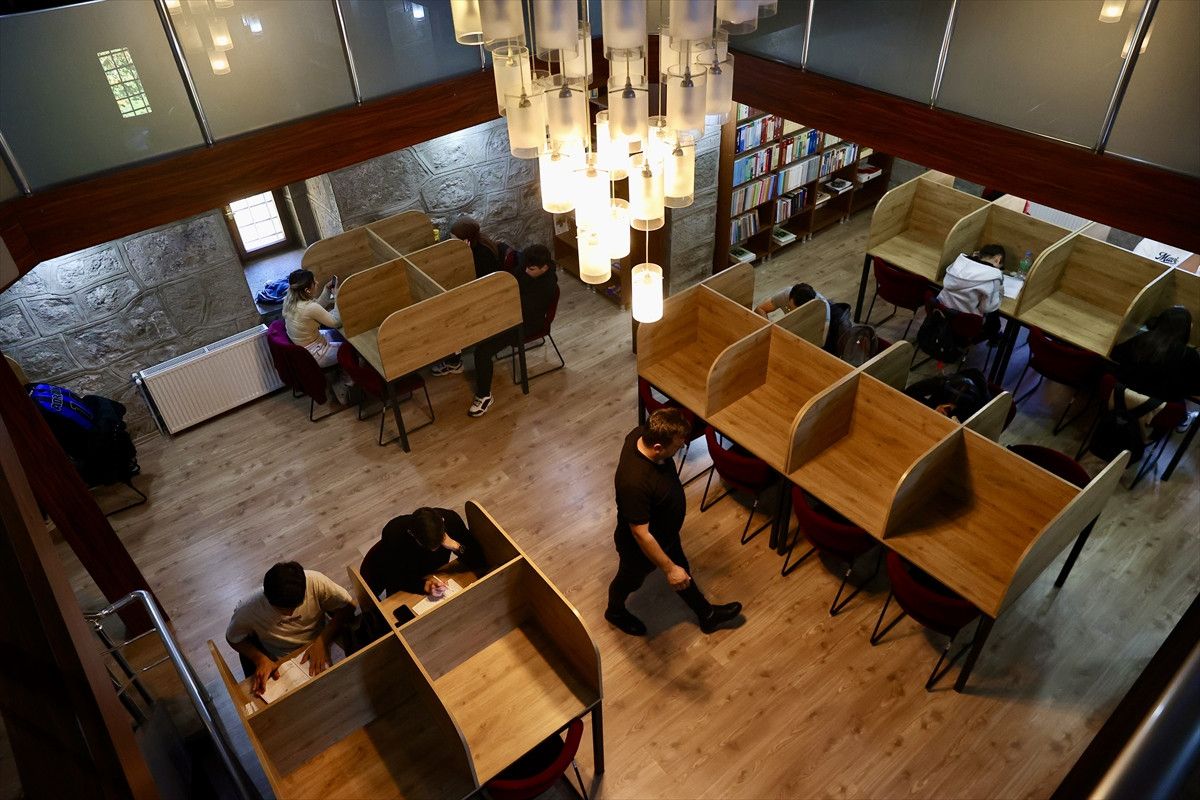 Tarihi Zağnos Burcu, 29 yıldır kütüphane olarak hizmet veriyor Tarihi Zağnos Burcu, 29 yıldır kütüphane olarak hizmet veriyor