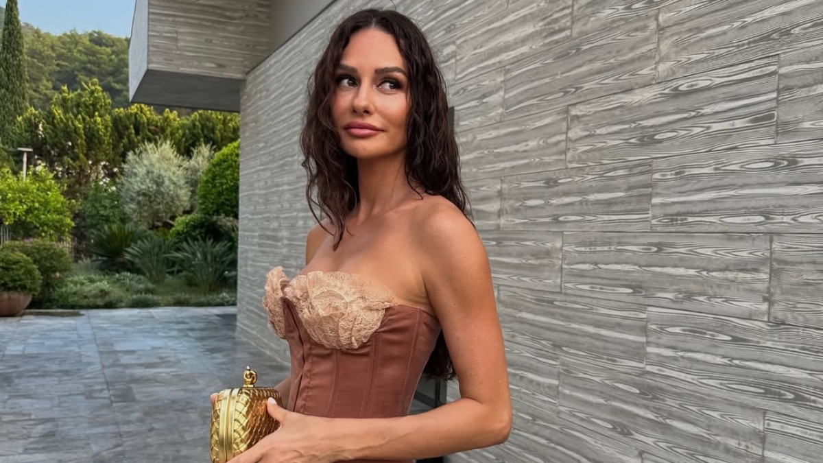 Yasemin Ergene’nin Cadılar Bayramı hazırlığı! Mezarlık eklerine yorum yağdı Yasemin Ergene’nin Cadılar Bayramı hazırlığı! Mezarlık eklerine yorum yağdı