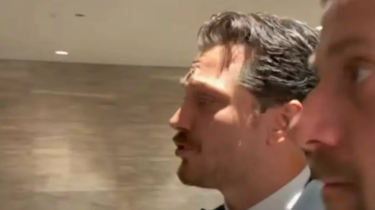 Galada panik anlar! Çağatay Ulusoy’un deprem şaşkınlığı Galada panik anlar! Çağatay Ulusoy’un deprem şaşkınlığı