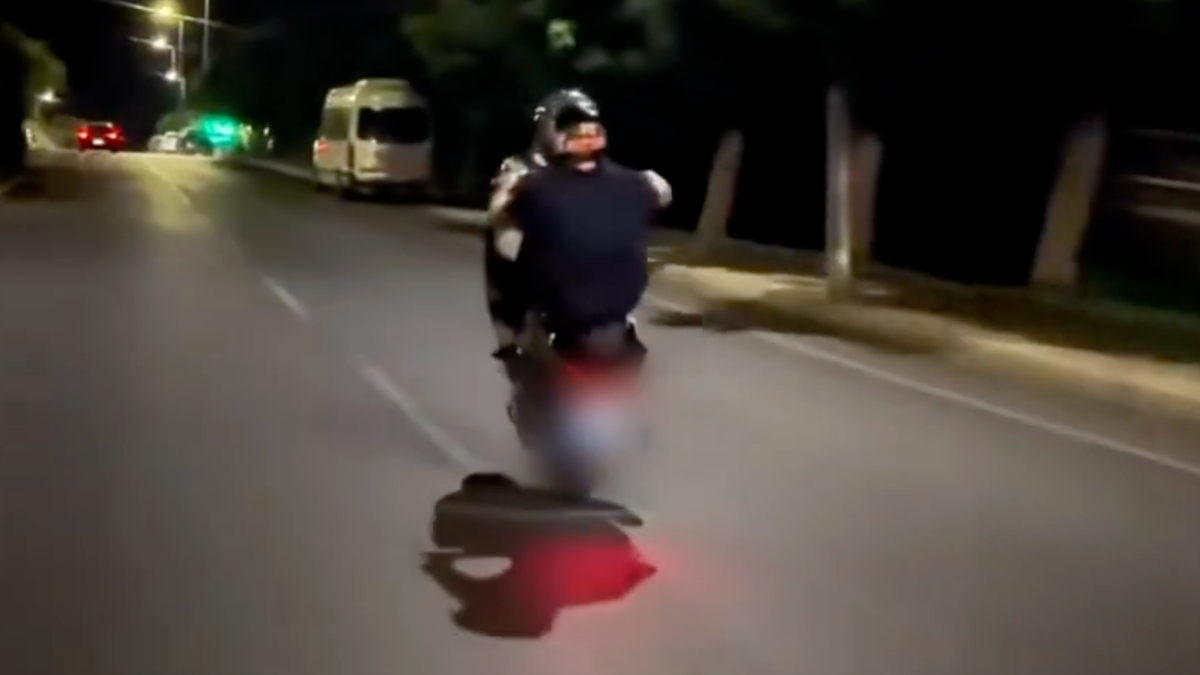 Ali Yerlikaya paylaştı: Akrobatik hareketlerle trafiği tehlikeye atan motosikletli yakalandı Ali Yerlikaya paylaştı: Akrobatik hareketlerle trafiği tehlikeye atan motosikletli yakalandı