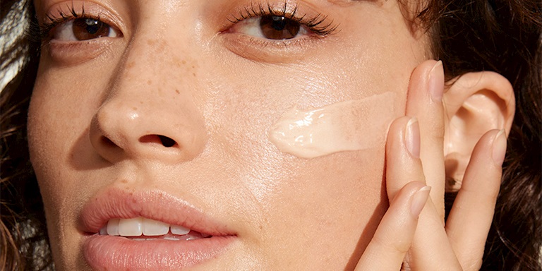 Güzellikte Hibrit Dönem: Makyaj ve Cilt Bakımı Bir Arada Güzellikte Hibrit Dönem: Makyaj ve Cilt Bakımı Bir Arada