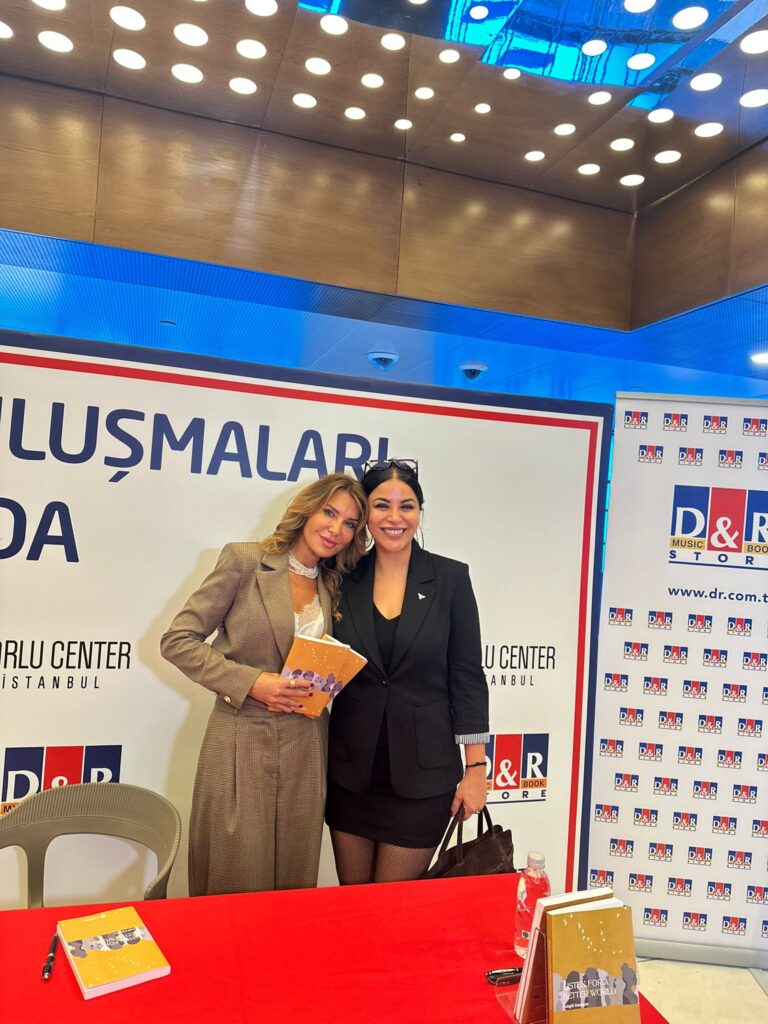 Sanat ve Cemiyet Dünyası Aslıgül Atasagun’un Kitabı için D&R’daydı Sanat ve Cemiyet Dünyası Aslıgül Atasagun’un Kitabı için D&R’daydı