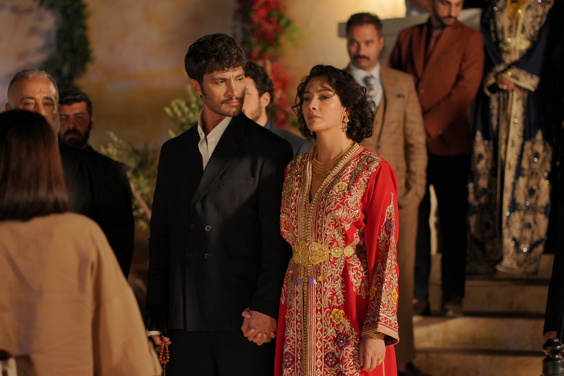 Halef: Köklerin Çağrısı 3. Bölümde Melek, kendini ağa karısı ilan etti! Akif, Serhat’ı korurken vuruldu! Halef: Köklerin Çağrısı 3. Bölümde Melek, kendini ağa karısı ilan etti! Akif, Serhat’ı korurken vuruldu!