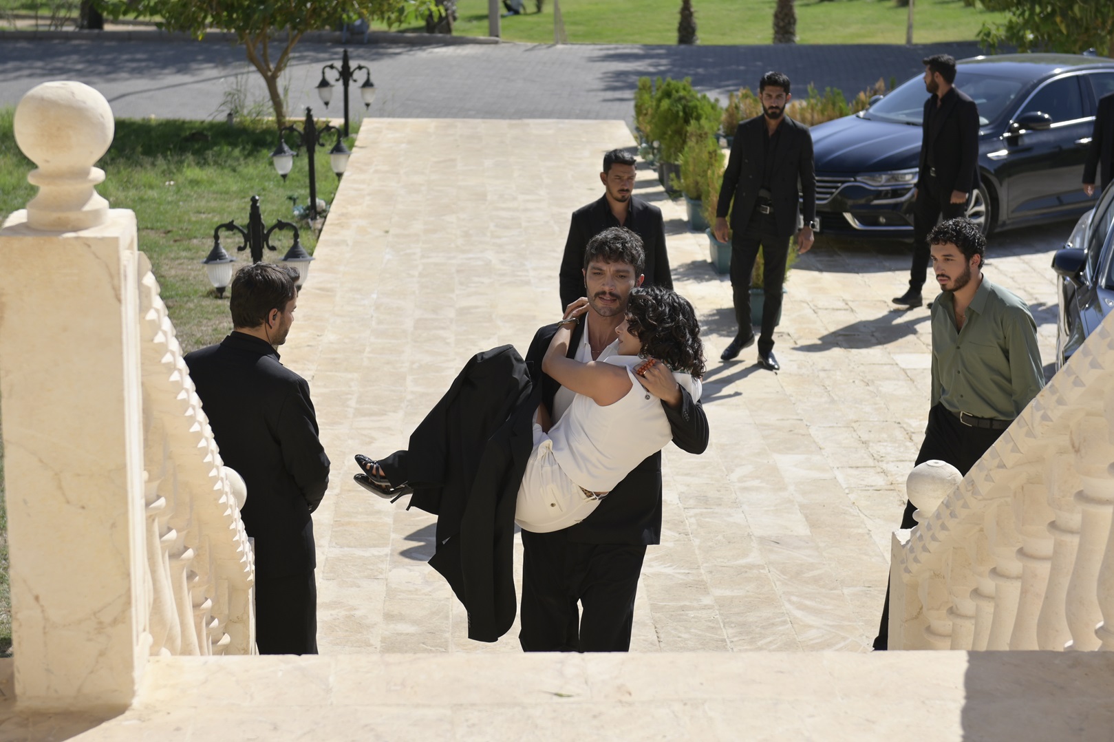 Halef: Köklerin Çağrısı 5. Bölümde Yıldız, Serhat’ı izledi! Melek, Serhat’tan boşanmaya karar verdi! Halef: Köklerin Çağrısı 5. Bölümde Yıldız, Serhat’ı izledi! Melek, Serhat’tan boşanmaya karar verdi!