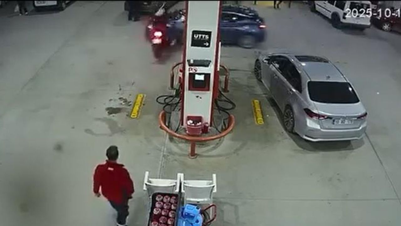 Akaryakıt istasyonunda korkutan kaza! Motosikletle otomobil çarpıştı Akaryakıt istasyonunda korkutan kaza! Motosikletle otomobil çarpıştı