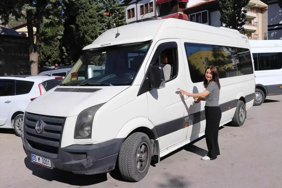 Amasya’da 50 Yaşında Minibüs Şoförü Olma Hayalini Gerçekleştiren Kadın Amasya’da 50 Yaşında Minibüs Şoförü Olma Hayalini Gerçekleştiren Kadın