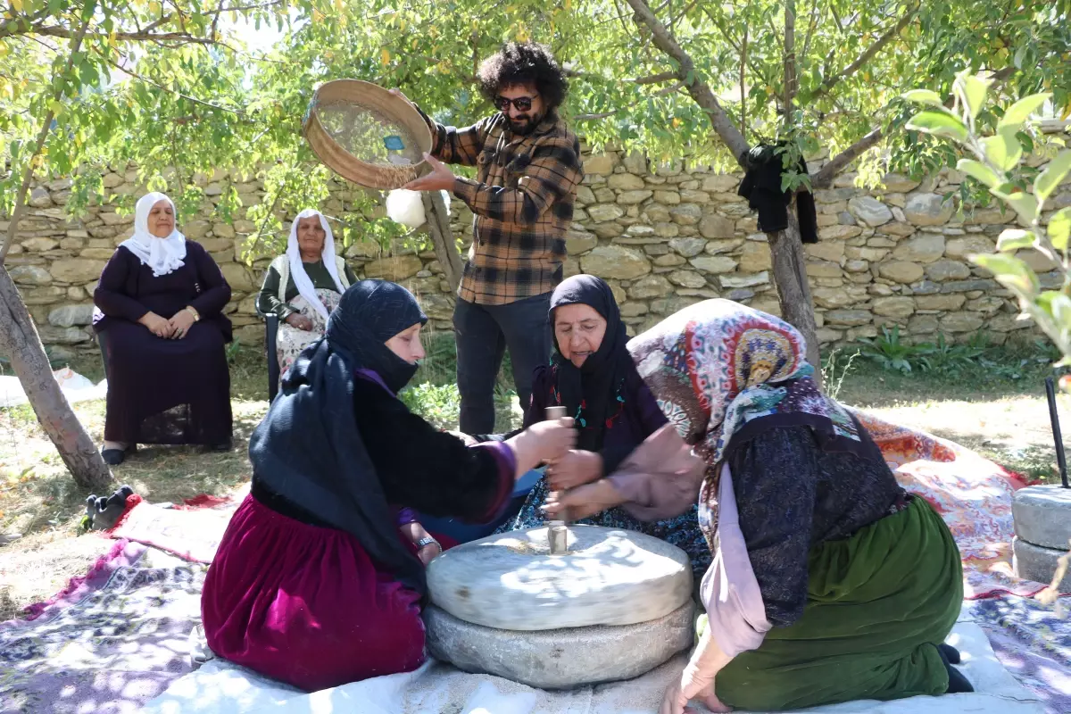 Yüksekova’da Kadınlar Taş Değirmende Geleneksel Bulgur Üretiyor Yüksekova’da Kadınlar Taş Değirmende Geleneksel Bulgur Üretiyor