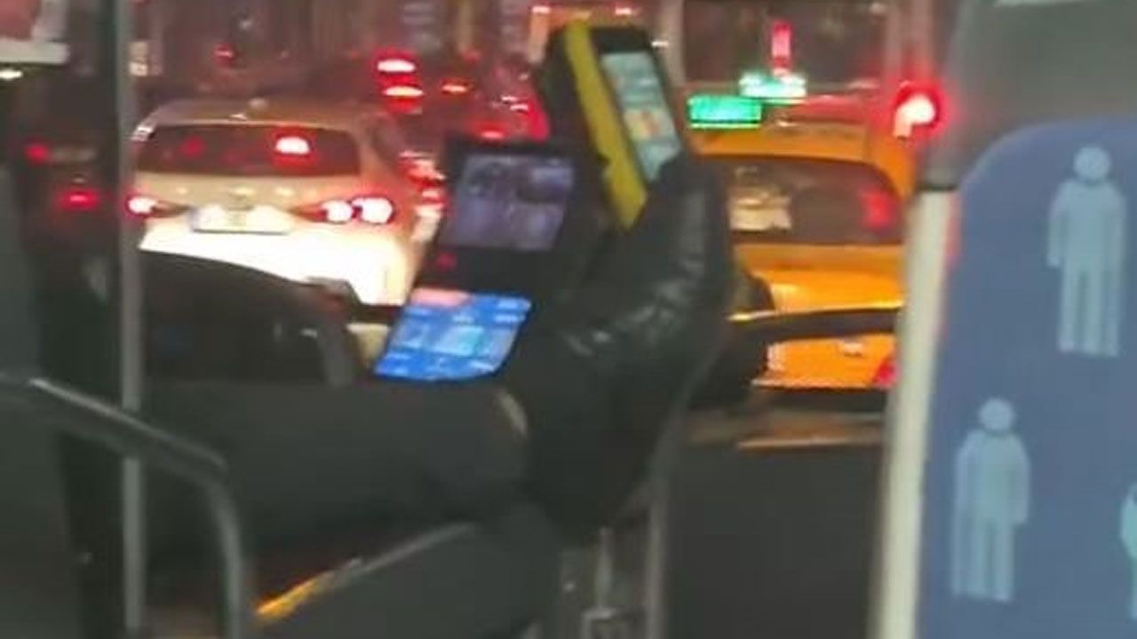 İETT şoföründen pes dedirten hareket! Ayaklarını uzatıp otobüs sürdü İETT şoföründen pes dedirten hareket! Ayaklarını uzatıp otobüs sürdü