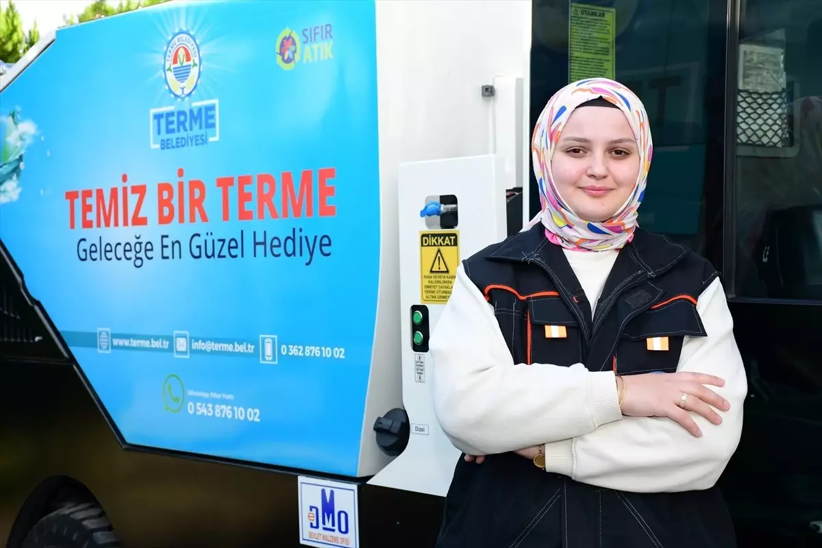 Samsun’da İlk Kadın Operatör Kompakt Süpürme Aracını Kullanmaya başladı Samsun’da İlk Kadın Operatör Kompakt Süpürme Aracını Kullanmaya başladı