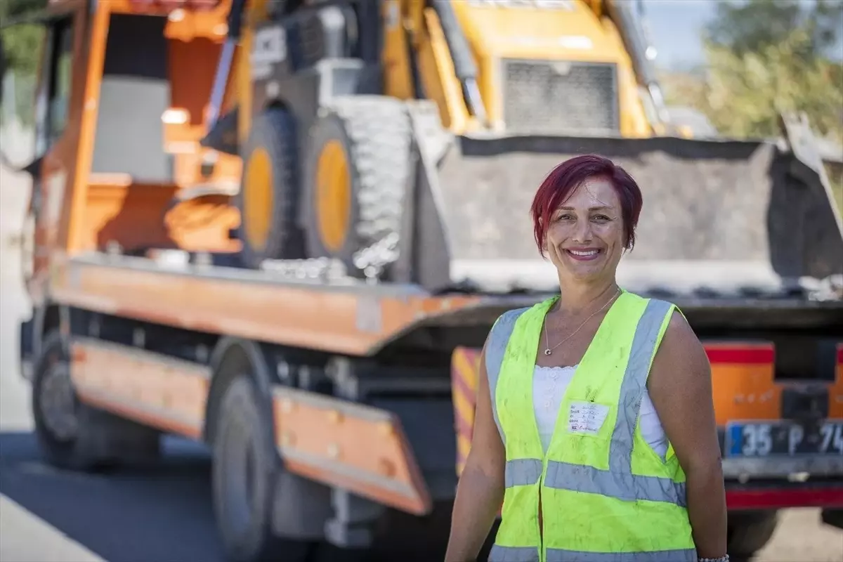 Kadın Çekici Operatörü Munise Demirer, İzmir’de Örnek Oluyor Kadın Çekici Operatörü Munise Demirer, İzmir’de Örnek Oluyor