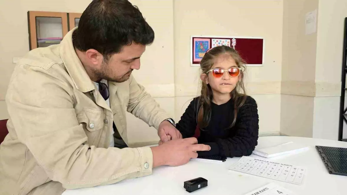 90% Görme Engelli Defne Efe, Azmiyle Türkiye’ye Örnek Oldu 90% Görme Engelli Defne Efe, Azmiyle Türkiye’ye Örnek Oldu