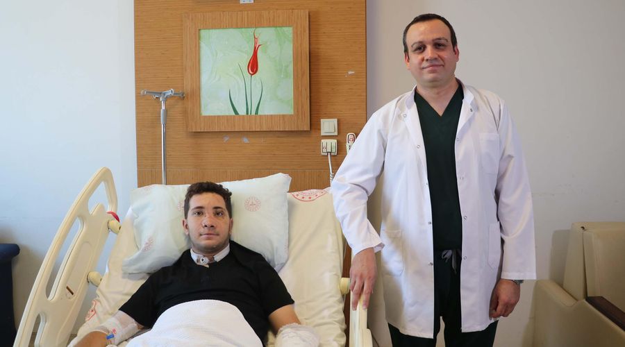 Kazada kopma noktasına gelen burnu, mikro cerrahi ile yerine dikildi Kazada kopma noktasına gelen burnu, mikro cerrahi ile yerine dikildi