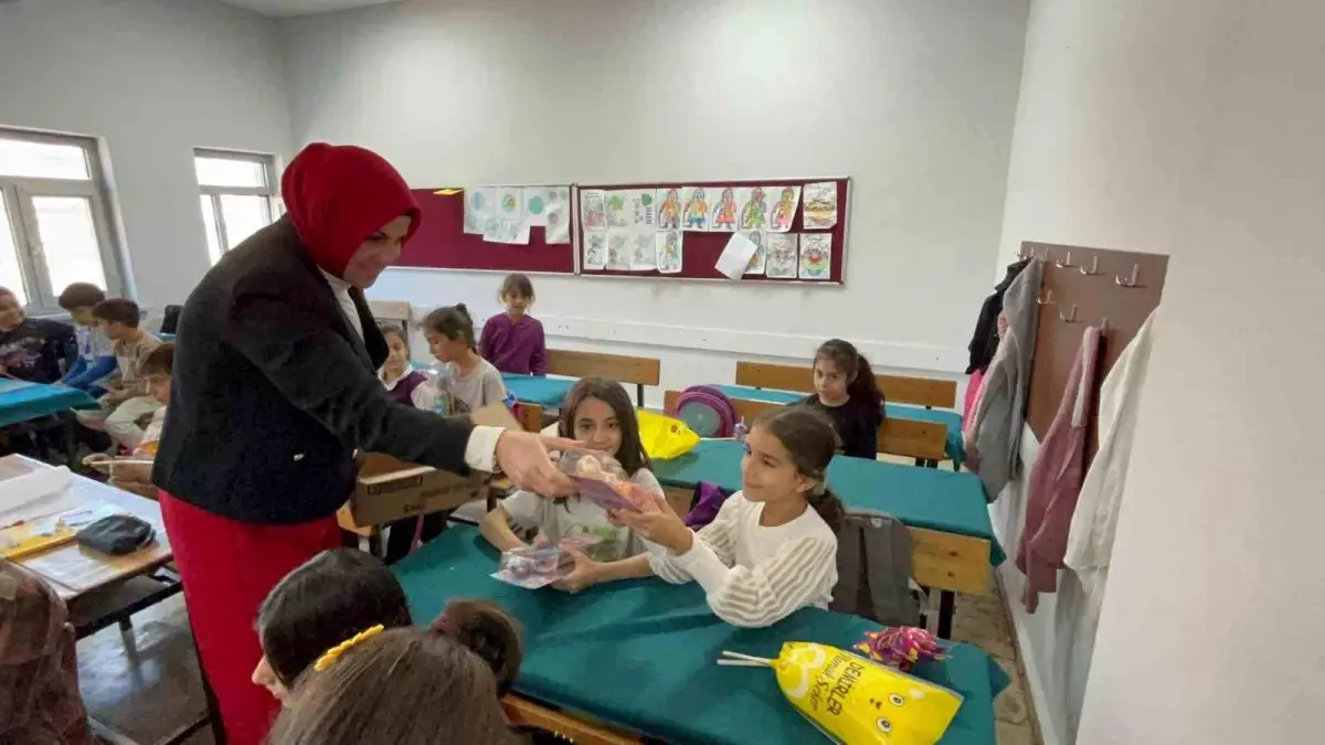 Diyarbakırlı Muhtar, Dünya Kız Çocukları Günü’nde Kız Çocuklarına Hediyeler Dağıttı Diyarbakırlı Muhtar, Dünya Kız Çocukları Günü’nde Kız Çocuklarına Hediyeler Dağıttı