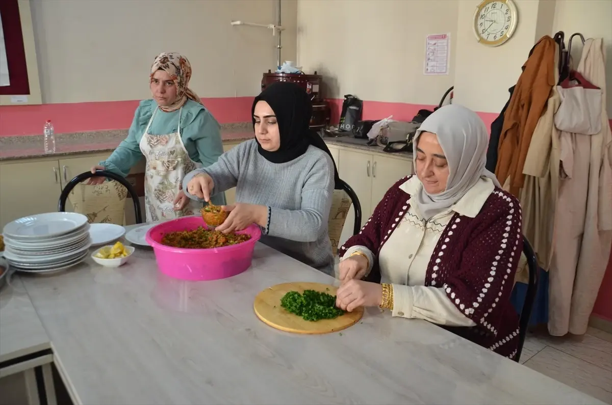 Muş’ta Kadınlar Aşçılık Kursunda Becerilerini Geliştiriyor Muş’ta Kadınlar Aşçılık Kursunda Becerilerini Geliştiriyor