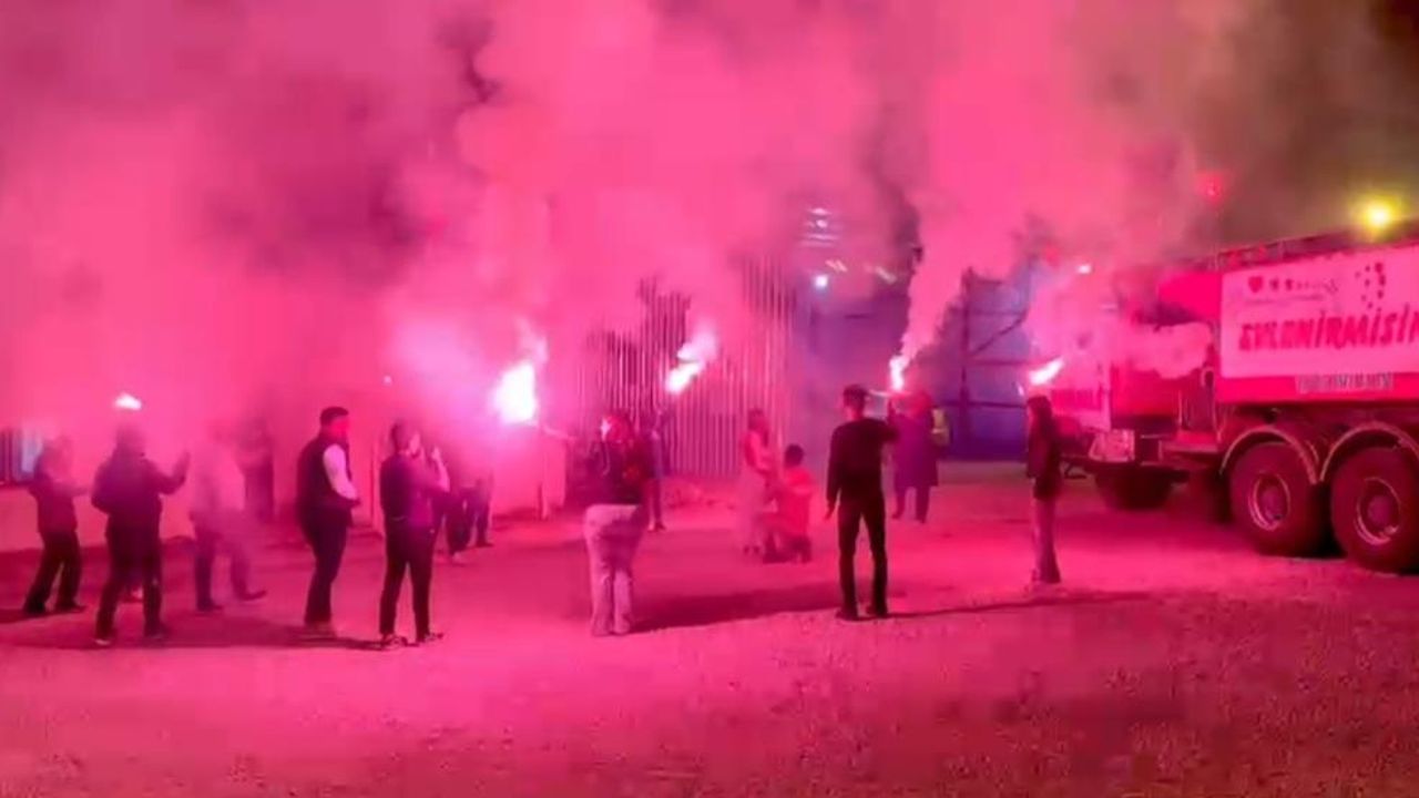 Orman işçisinden film sahnesi gibi evlilik teklifi Orman işçisinden film sahnesi gibi evlilik teklifi