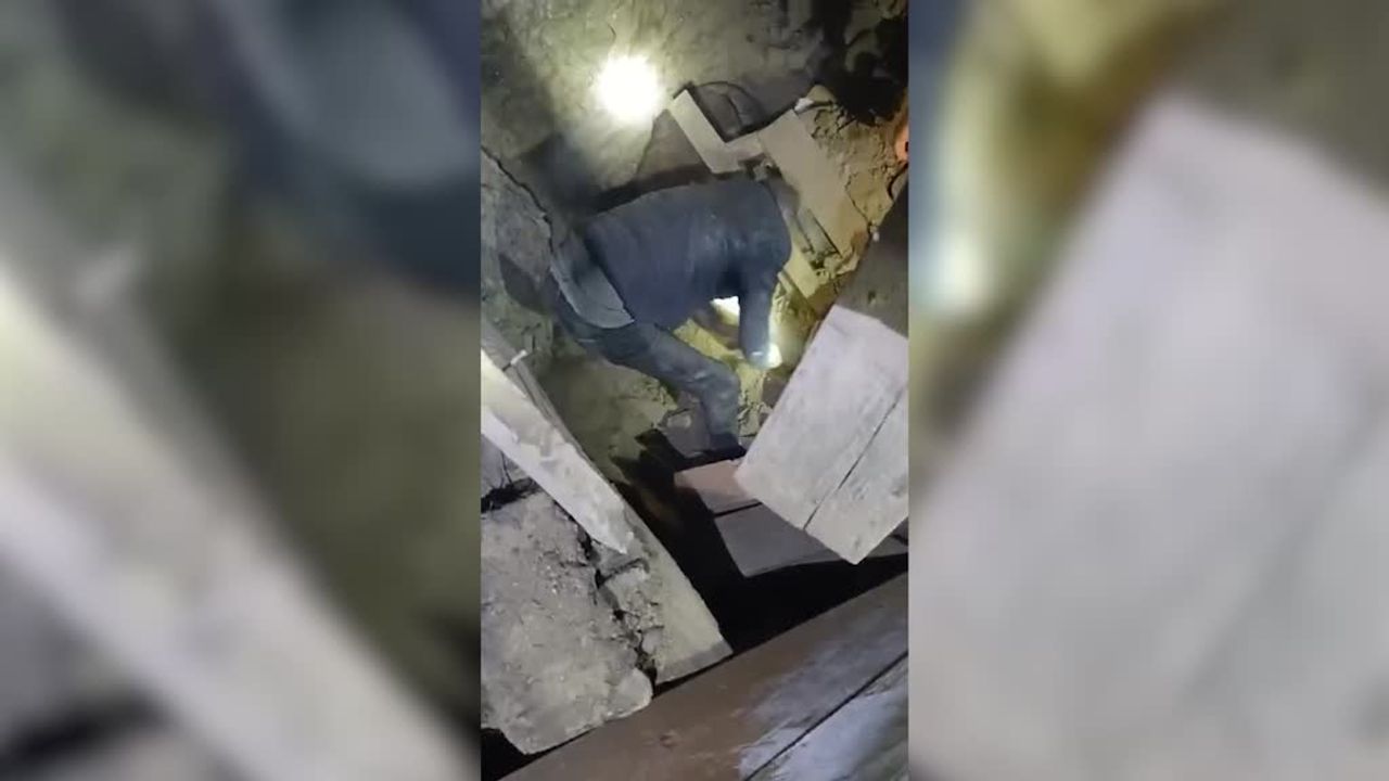 Sındırgı’da depremde ahırın enkazı altında kalan eşek kurtarıldı Sındırgı’da depremde ahırın enkazı altında kalan eşek kurtarıldı