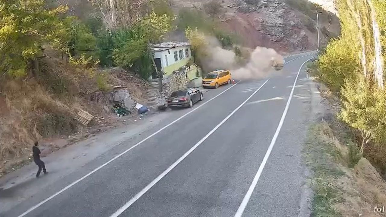 Faciaya ramak kala! Ev ve araçları teğet geçti Faciaya ramak kala! Ev ve araçları teğet geçti