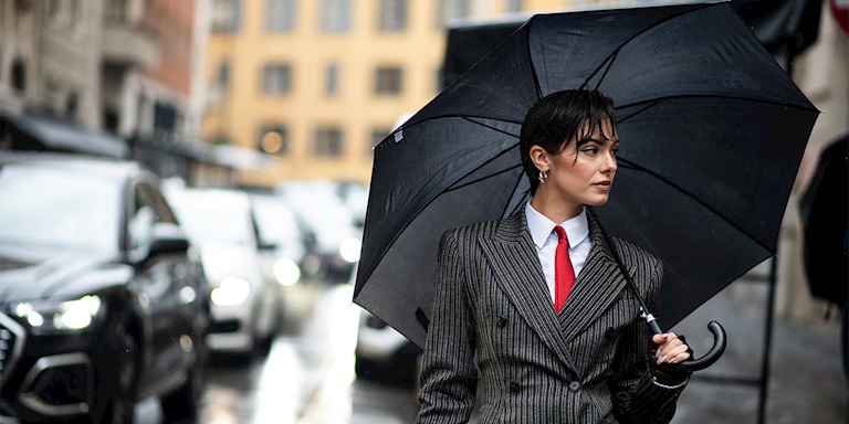 Yağmurlu Günlerde Saçlara Söz Geçirmenin Yolları Yağmurlu Günlerde Saçlara Söz Geçirmenin Yolları