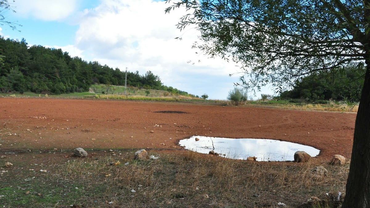 Manisa’da Sülüklü Göl, Beklenen Yağışların Gelmemesiyle… Manisa’da Sülüklü Göl, Beklenen Yağışların Gelmemesiyle…