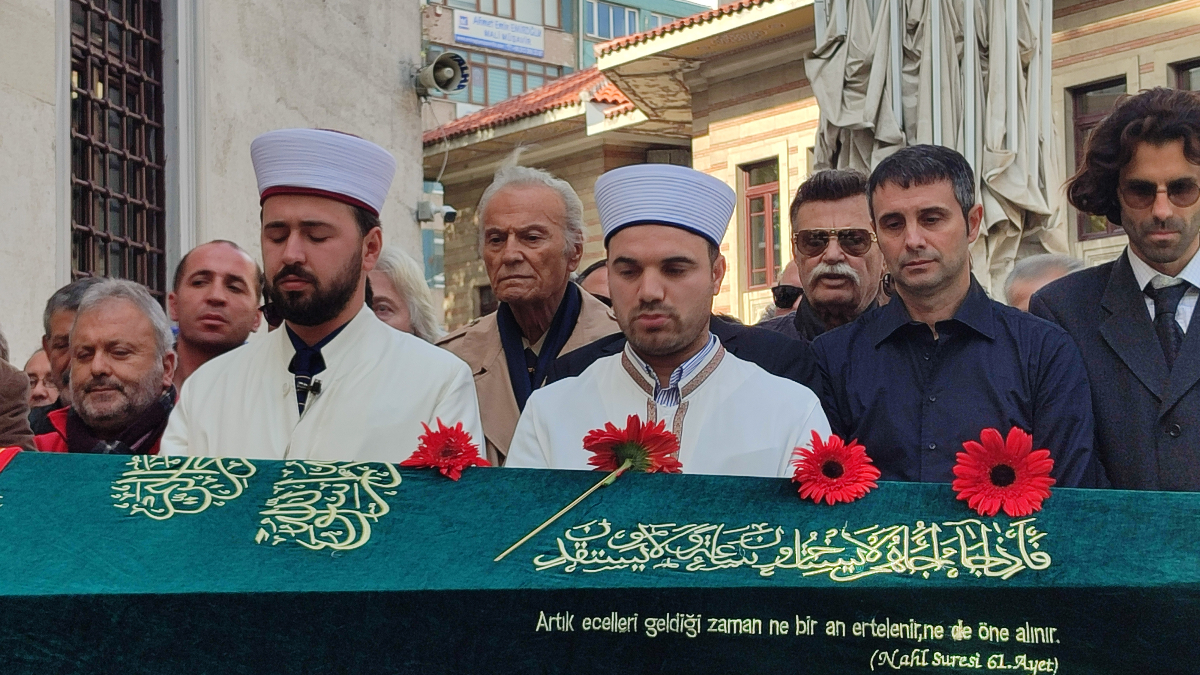 Hayatını kaybeden oyuncu Engin Çağlar son yolculuğuna… Hayatını kaybeden oyuncu Engin Çağlar son yolculuğuna…