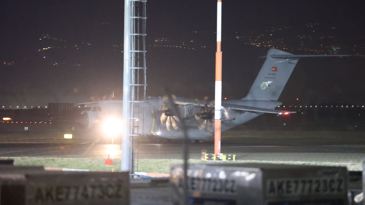 Şehitlerin naaşlarını taşıyan uçak Ankara’ya ulaştı Şehitlerin naaşlarını taşıyan uçak Ankara’ya ulaştı