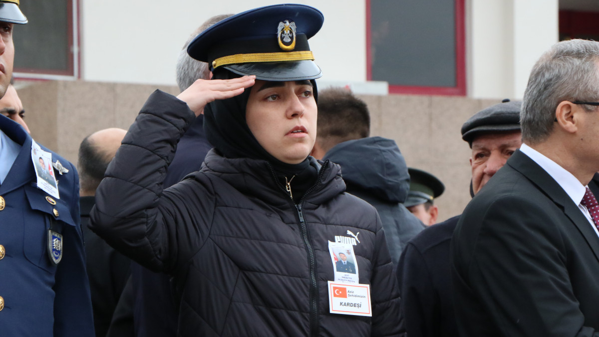 Samsun’da Şehit Ağabeyinin Cenazesini Asker Selamıyla… Samsun’da Şehit Ağabeyinin Cenazesini Asker Selamıyla…