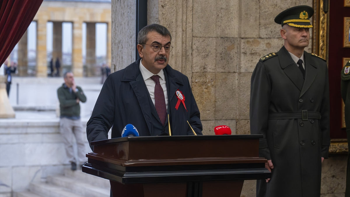 Yusuf Tekin’den Öğretmenler Günü’nde Anıtkabir Ziyareti Yusuf Tekin’den Öğretmenler Günü’nde Anıtkabir Ziyareti
