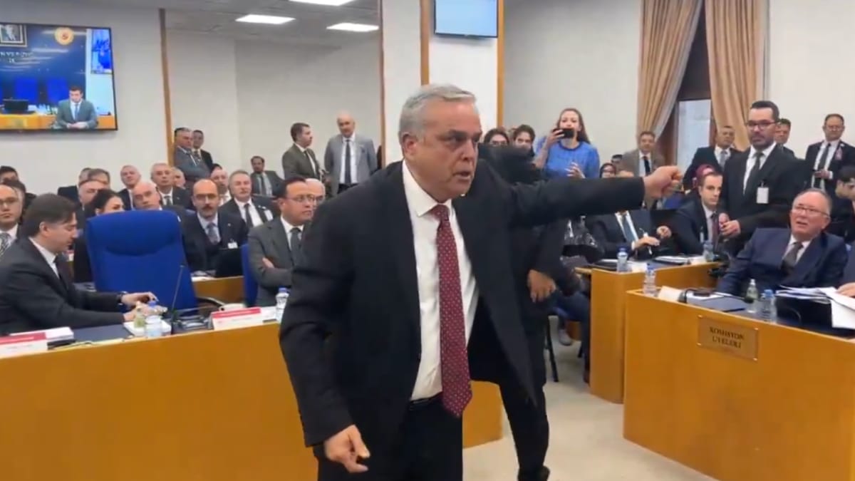 CHP’li Hasan Ufuk Çakır, Halk TV ve Vekillerine Protesto… CHP’li Hasan Ufuk Çakır, Halk TV ve Vekillerine Protesto…