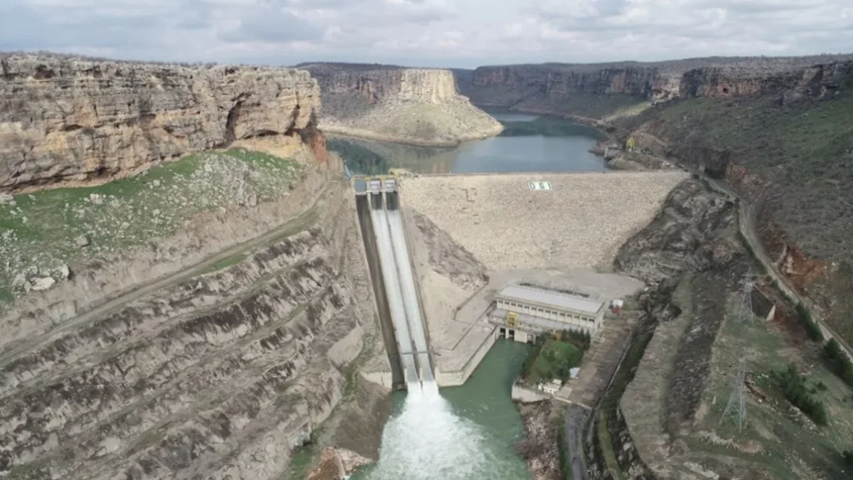 Dicle Barajı’nda Su Seviyeleri Kritik Düzeye İndi Dicle Barajı’nda Su Seviyeleri Kritik Düzeye İndi